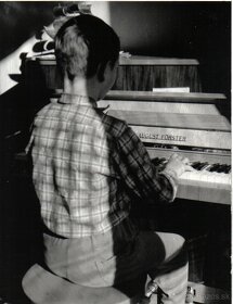 Učiteľ hudby - 53 rokov za klavírom ... - 9