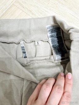 Guess tmavo cervene a svetle khaki logovane nohavice teplaky - 9