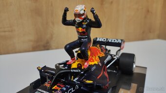 Max Verstappen 1:18 s figurkou - víťaz Monaco - 9
