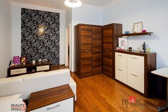 Rodinný dom priamo v centre s 2 bytovými jednotkami, 563m2, - 9