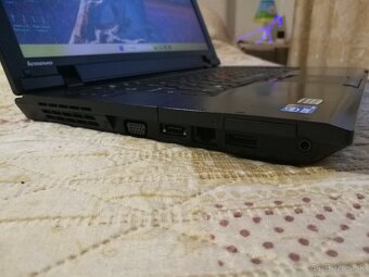 Lenovo. i3 4x2,4 GHz. SSD 128 GB. 15,6“. 8GB. Nová baterka. - 9