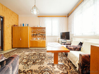 Priestranný 4-izbový rodinný dom s pekným pozemkom, g… - 9