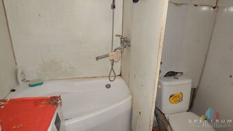 SPEKTRUM REALITY- Na PREDAJ garsónka, 23 m2 s loggiou, okres - 9