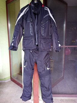Prilba, kombinéza, topánky - 9