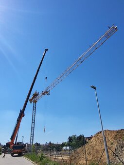 Predám Zánovný vežový Žeriav značky FM 1345 TLX - 9