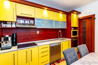 Vkusne zrekonštruovaný 3-izbový byt s loggiou na sídl. Juh - 9