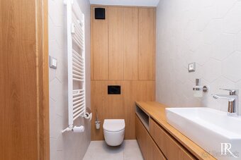 KRÁSNY  BYT S TERASOU, PARKOVACÍM STÁTÍM, MILOSLAVOV - 9