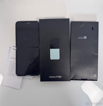 Samsung Galaxy Z Flip 5 - 9