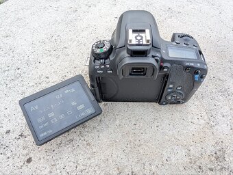 Canon EOS 77D + 50mm f/1.8 + 18-135mm f/3.5-5.6 - 9