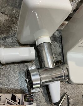 Nový kuchynský robot Bosch MUM 4406 - 9