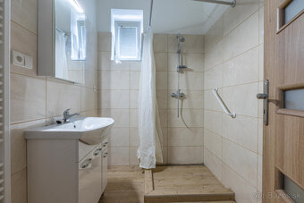 REZERVOVANÉ Na predaj 5 izbový rodinný dom s malým pozemk - 9