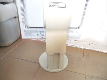 20"HP a 19"HP a NEC LCD 20e kus a 17"HP a AOC 15e kus - 9