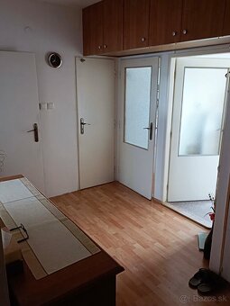 PRIESTRANNÝ 4-IZBOVÝ BYT LODŽIA, ZARIADENÝ, UL. KOMISÁRKY - 9