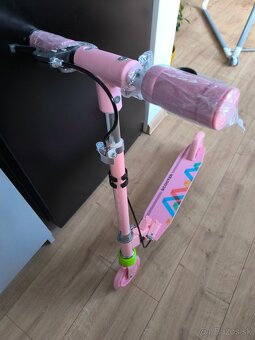 Nová svietiaca dievčenská.kolobežka - 9