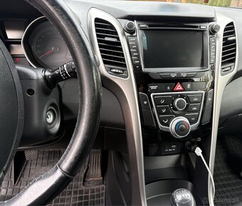 HYUNDAI i30 COMBI 1.6 CRDi 94 kW , 97 000 km, TOP STAV - 9