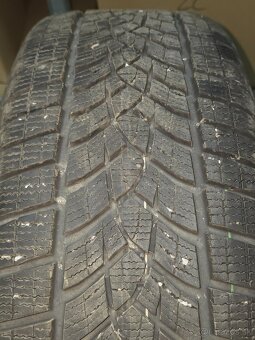 Predám zimné pneu.235/55 R17 s diskami - 9