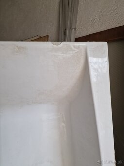 dvere, umyvadlo so skrinkou, wc so sedatkom, vana... - 9