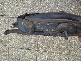 Vybijany chomut a sedlo na kona - 9