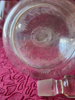 Karafa a poháre. - 9