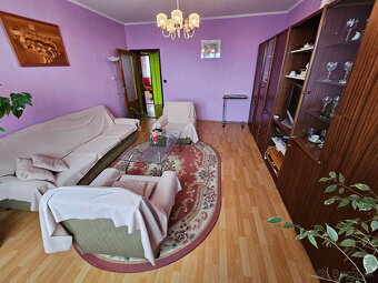 Priestranný, udržiavaný 3 izbový byt s loggiou, kúpou voľný. - 9