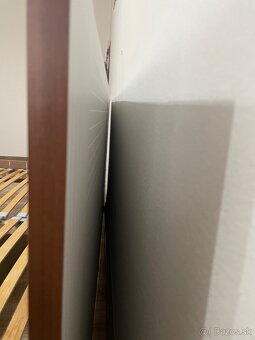 Posteľ s roštom a nočnými stolíkmi - 9