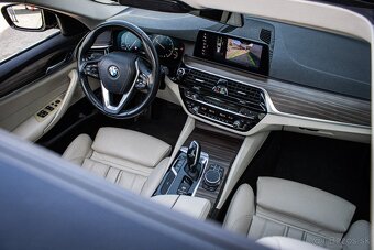 BMW 520d Touring Luxury Line, Pano, El. ťažné, Po servise - 9