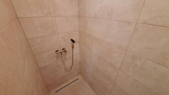 PRENÁJOM-kancelárie/salón s parkovaním hneď pri budove v KN - 9