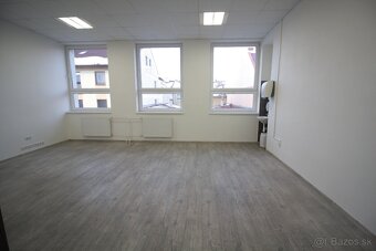 Priestor s umývadlom - 2 miestnosti + chodba (53m) - 9