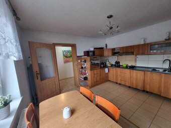 Predaj viacgeneračného domu s veľkým pozemkom v centre obce  - 9
