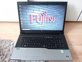 17" Fujitsu Lifebook / Intel core i5 / 256gb ssd / 8gb ram- - 9