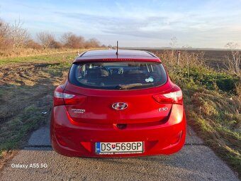 Hyundai i30 HATCHBACK 1,4i MPI Benzín 2015 červená metalíza - 9