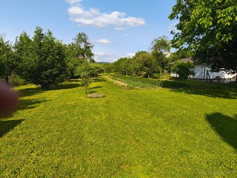 V ČAKLOVE na predaj starší rodinný dom s veľkým pozemkom - 9