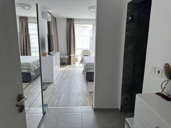 Priestranný a svetlý dvojizbový apartmán v jednej z najobľúb - 9