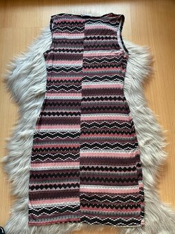 2x obtiahnuté šaty - 9