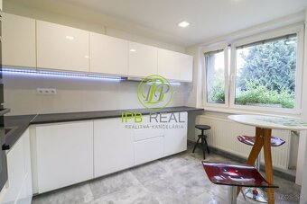 Pekný 7-izbový kompletne zariadený rodinný dom s garážou s v - 9