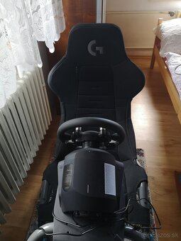 Volant s pedálmi, sedačka, VR okuliare - 9