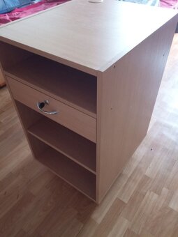 Pulty do predajne - 9