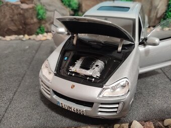 Prodám model 1:18 Porsche cayenne S - 9