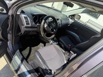 Mitsubishi Outlander SUV - 9