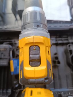 DeWALT DCD796D2 Aku vŕtačka + 2x2ah batérie - 9