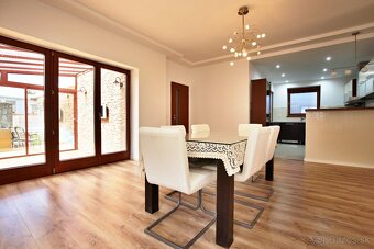 Dvojgeneračný rodinný dom v centre Malinova - 9