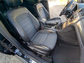 Ford Mondeo sedan - 9