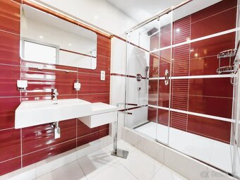 Ojedinelý 4+1 izbový byt s dvomi pivnicami a parkovaním, - 9