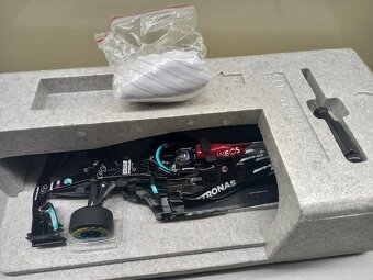 F1 MERCEDES W12 HAMILTON VÍTĚZ BAHRAINU 2021 MINICHAMPS 1:18 - 9