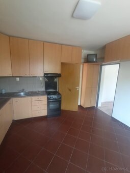 2.5 izbový dom s veľkým pozemkom a kuchyňou - 9
