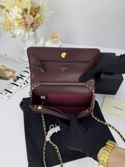 Luxusná bordová kabelka s retiazkou – elegantný štýl - 9