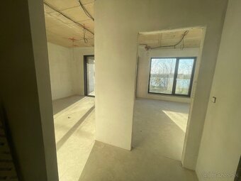 PEKNÁ LOKALITA Na predaj 2-izbový byt s garážou, novostavba, - 9
