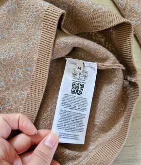 Guess cierny, 2x hnedy, bielo zlaty monogram sveter - 9