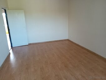 Na predaj veľký 3 izb.byt s balkónom v peknom prostredí - 9
