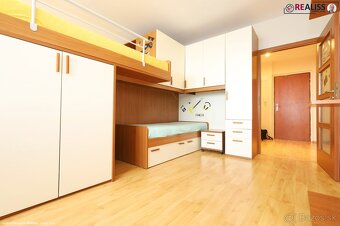 Veľkometrážny 3-izbový. zrekonštruovaný a zariadený byt - 9
